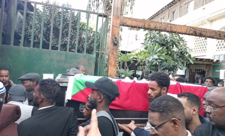 شاهد بالصور والفيديو.. عشرات السودانيين بالقاهرة يشيعون المذيع الراحل محمد محمود لمثواه الأخير 1 597026019 25422666200698597 1681152507790441867 n