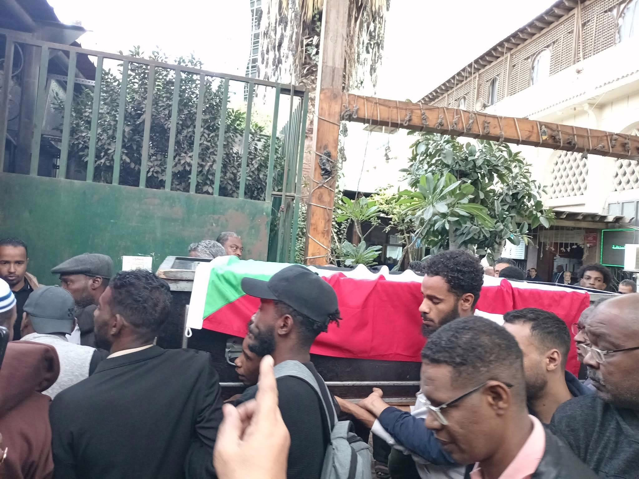 شاهد بالصور والفيديو.. عشرات السودانيين بالقاهرة يشيعون المذيع الراحل محمد محمود لمثواه الأخير 12 597026019 25422666200698597 1681152507790441867 n