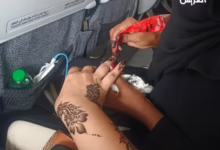 شاهد بالصورة.. عروس سودانية تحكي قصة عن طيبة السودانيين: (كنت مضطرة أسافر يوم زواجي وكنت مكتئبة وبطني طامة..قابلت سيدة في الطائرة أخرجت "كيس" الحنة ورسمت لي حنة العرس ونحنا في الجو) 17 598373783 828401296689366 158644241193903469 n