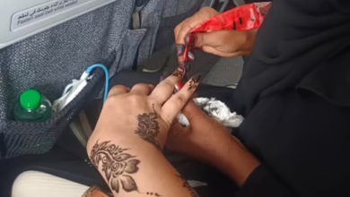 شاهد بالصورة.. عروس سودانية تحكي قصة عن طيبة السودانيين: (كنت مضطرة أسافر يوم زواجي وكنت مكتئبة وبطني طامة..قابلت سيدة في الطائرة أخرجت "كيس" الحنة ورسمت لي حنة العرس ونحنا في الجو) 2 598373783 828401296689366 158644241193903469 n