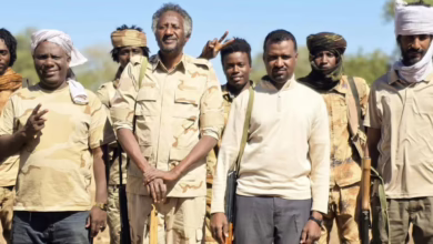 شاهد بالصور.. عبد الرحيم دقلو يعرض نفسه لسخرية الجمهور بظهور مثير للشفقة ومعلقون: (يا حليل أيام القصور والصبغة وإن شاء الله تكون عرفت الخرطوم حقت أبو منو؟) 2 598852273 122147020934900392 1705627900066301499 n