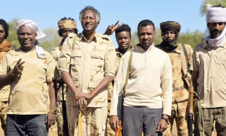 شاهد بالصور.. عبد الرحيم دقلو يعرض نفسه لسخرية الجمهور بظهور مثير للشفقة ومعلقون: (يا حليل أيام القصور والصبغة وإن شاء الله تكون عرفت الخرطوم حقت أبو منو؟) 1 598852273 122147020934900392 1705627900066301499 n