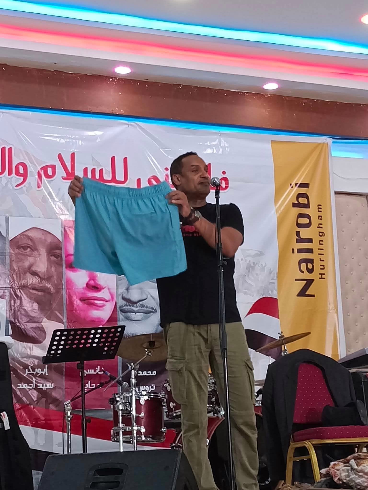 شاهد بالصورة.. الناشط محمد "تروس" يعود لإثارة الجدل ويستعرض "لباسه" الذي ظهر به في الحفل الضجة 2 603915601 1928411774727748 7516862381754057876 n