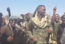 شاهد بالفيديو.. بعد مقتله في معارك كردفان.. جنود بالجيش يزيدون من أوجاع المليشيا ويرقصون على أنغام أغنية مطربهم الهالك إبراهيم إدريس "فرق الغوالي شين" وساخرون: (البلابسة كعبين في الطعمية) 3 603f8e6d eca0 4c42 a822 4f5fd1c3319d