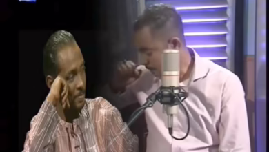 بالصورة والفيديو.. شاهد كيف أنهار المذيع الراحل محمد محمود حسكا بالبكاء على الهواء يوم وفاة "الحوت" والجمهور: (بالأمس تبكي على محمود واليوم نبكيك) 2 665c1aa6 339a 4cc6 96b9 81d827942f0a