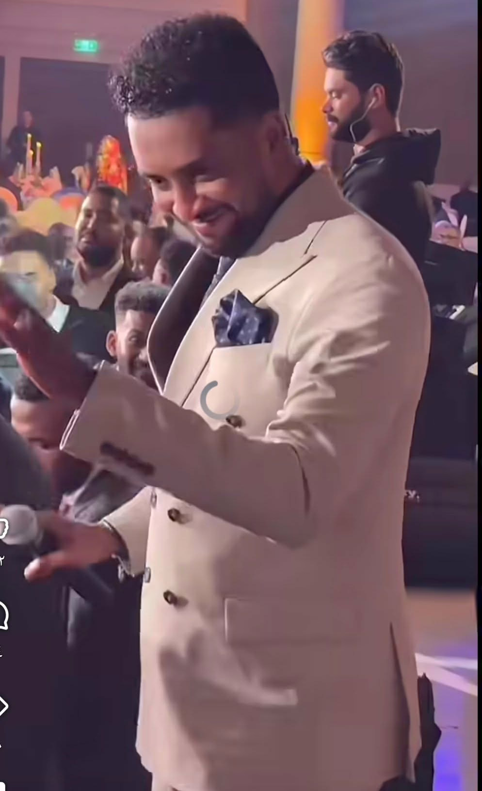 شاهد بالفيديو.. الفنان محمد بشير يرقص بطريقة مثيرة على موسيقى الأغاني الخليجية 10 76a960d1 bdc6 46c5 83f9 8ef3c97809fb