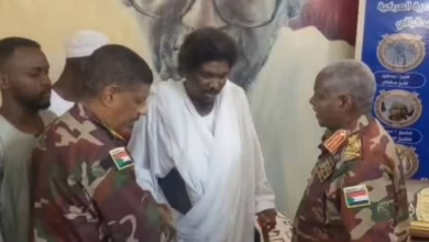 الفريق اول مفضل يطمئن على صحة رئيس السجادة القادرية 2 FB IMG 1765450002062