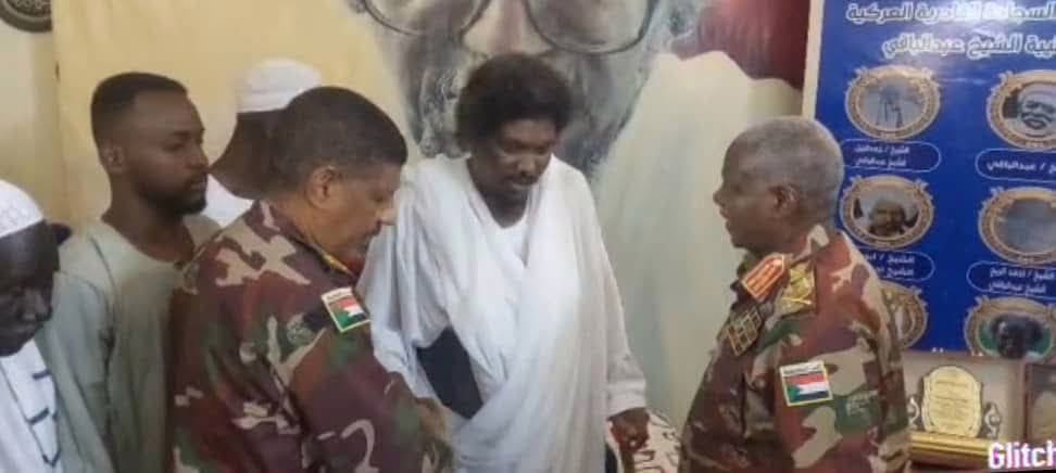 الفريق اول مفضل يطمئن على صحة رئيس السجادة القادرية 10 FB IMG 1765450002062