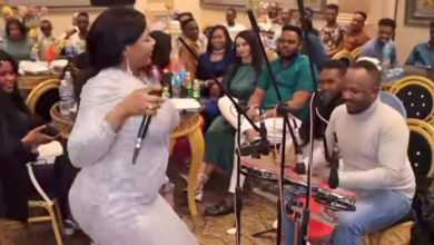 شاهد بالصورة والفيديو.. مطربة سودانية تشعل حفل غنائي بوصلة رقص فاضحة بمؤخرتها وتصرخ: "بنحب الركوب العالي" والجمهور: (النظام العام ما بنفع مع القونات جيبوا ليهم القوات الخاصة) 3 a46e7d73 69eb 4ebf b458 44e5478aa5ed