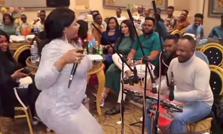 شاهد بالصورة والفيديو.. مطربة سودانية تشعل حفل غنائي بوصلة رقص فاضحة بمؤخرتها وتصرخ: "بنحب الركوب العالي" والجمهور: (النظام العام ما بنفع مع القونات جيبوا ليهم القوات الخاصة) 1 a46e7d73 69eb 4ebf b458 44e5478aa5ed