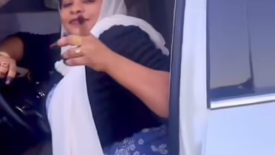 شاهد بالصورة والفيديو.. من أمام منزلها بالخرطوم.. الفنانة منال البدري تستعرض بسيارتها الفارهة الجديدة (لاند كروزر 2025) 2 b51990c6 cb78 4d51 8cb9 ac6d74c29511