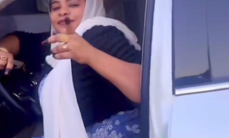 شاهد بالصورة والفيديو.. من أمام منزلها بالخرطوم.. الفنانة منال البدري تستعرض بسيارتها الفارهة الجديدة (لاند كروزر 2025) 1 b51990c6 cb78 4d51 8cb9 ac6d74c29511