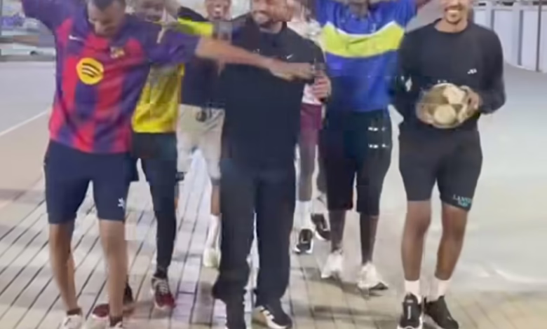 شاهد بالصورة والفيديو.. أثناء إجرائهم تأهيل بعد عمليات رباط صليبي.. شباب سودانيون يرقصون مع طبيبهم المصري إحتفالاً بفوز المنتخب على غينيا 1 c3f9d059 ff78 4499 8fab 5a3bc24fdbcb