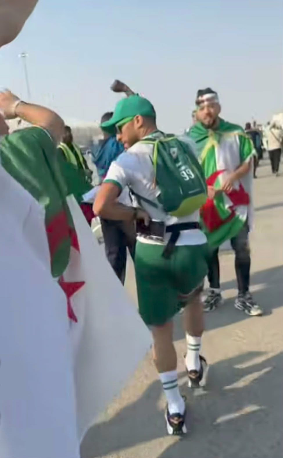 شاهد بالفيديو.. الجمهور الجزائري يحتفل بالرقص على أنغام الأغنية السودانية: (السوداني حُر) 10 e581d67a c00c 41fc bcd6 e59ebed8d595