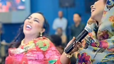 شاهد بالصورة والفيديو.. الفنانة إيلاف عبد العزيز تُقلد السلطانة هدى عربي أثناء تقديمها وصلة غنائية والأخيرة تنفجر بالضحكات 3 ec6c79cc 9778 4a04 8c1e 04317394a553