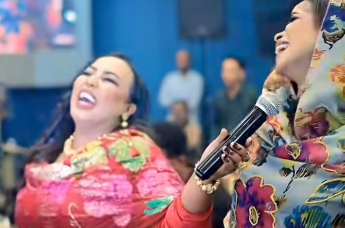 شاهد بالصورة والفيديو.. الفنانة إيلاف عبد العزيز تُقلد السلطانة هدى عربي أثناء تقديمها وصلة غنائية والأخيرة تنفجر بالضحكات 1 ec6c79cc 9778 4a04 8c1e 04317394a553