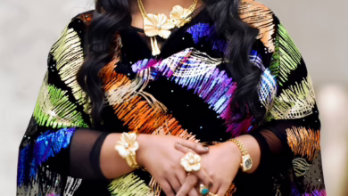 شاهد بالفيديو.. سلام بالأحضان بين هدى عربي ومطرب شاب في حفل زفاف ريماز ميرغني يثير الجدل على مواقع التواصل الاجتماعي 4 السلطانة هدى عربي2