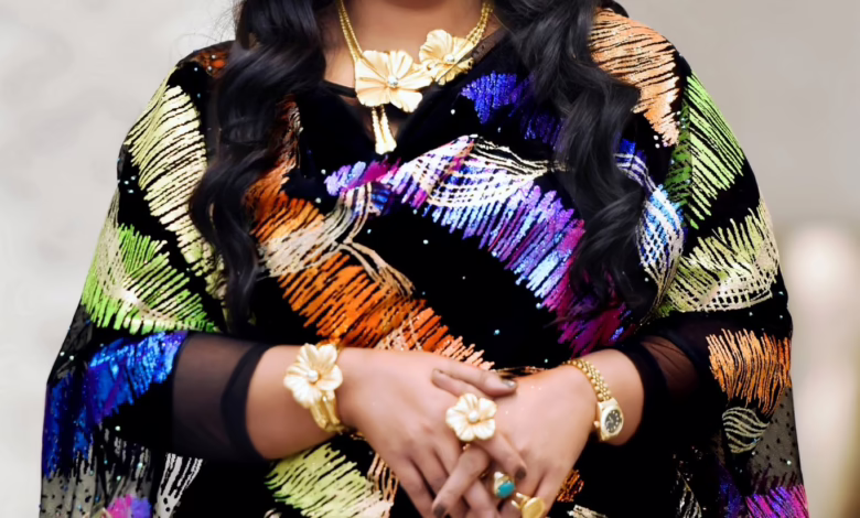 شاهد بالفيديو.. سلام بالأحضان بين هدى عربي ومطرب شاب في حفل زفاف ريماز ميرغني يثير الجدل على مواقع التواصل الاجتماعي 1 السلطانة هدى عربي2