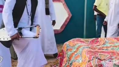 شاهد بالفيديو.. فنان الربابة "ود دوبا" يغني على ظهر "كارو" كمسرح تم تجهيزه له بإحدى القرى 3 4f4ce052 9129 46c4 8efb bafb229c0625