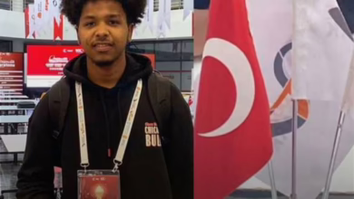 شاهد بالصور والفيديو.. أطلق عليها اسم "السودان وطننا الغالي".. طالب سوداني يخترع مسيرة حربية تملك خاصية العودة للتزود بالذخائر ووزير الدفاع التركي يلتقي به ويبدي إعجابه الشديد بمشروعه 3 612140137 897059776189020 5786009695037200376 n