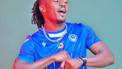 بالصور والفيديو.. قائد الهلال "الغربال" يثير الجدل بعد ظهوره في إعلان الزي الجديد وهو يرقص على أنغام (عومي يا بطة) ويرتدي "سلسلة" وجمهور النادي يصف الإعلان بالهابط والسقطة الأخلاقية 2 615212835 1275700721033292 2741463660942267756 n