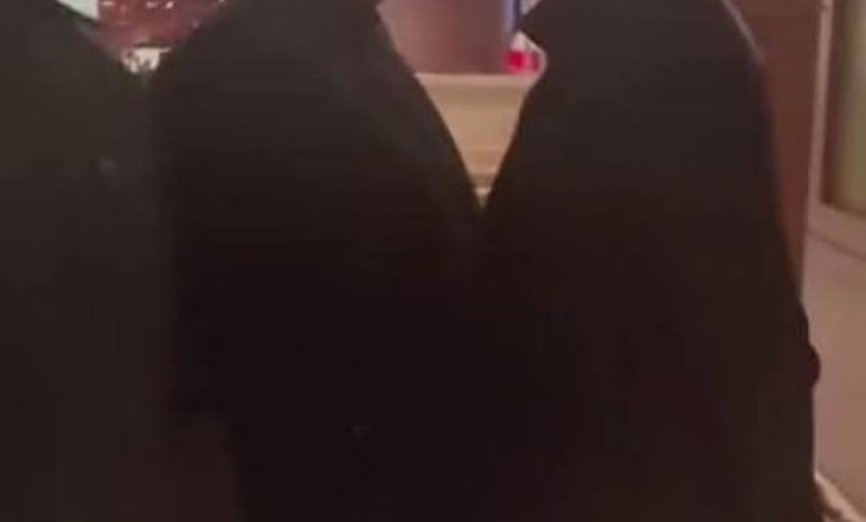 شاهد بالصورة والفيديو.. مواطن سوداني يشتبك مع القيادي بالحرية والتغيير "سلك" ويصفه بــ"الوسخان" والصحفي مزمل أبو القاسم يعلق ساخراً: (نطالب بعدم التصعيد مع ضرورة إبرام هدنة إنسانية عاجلة بين طرفي الصراع) 1 622801797 4039343553022901 8140922400191388482 n