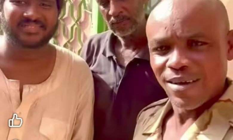 شاهد بالصورة والفيديو.. إبراهيم بقال ينشر مقطع يوثق لحظة إطلاقه سراح أسرى مدنيين من معتقلات الدعم السريع 1 630ca6a9 1f12 44f3 b63b 2f357ccd386c