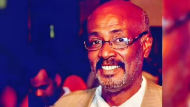 شاهد بالفيديو.. بعد تعرضه لأزمة صحية.. الصحفي الشهير بابكر سلك يوجه رسالة لشعب المريخ ويمازح "الهلالاب" من داخل المستشفى: (جاي أقفل ليكم جان كلود ونأخد كرت أحمر أنا وهو) 4 بابكر سلك