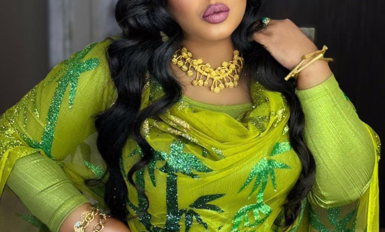 شاهد.. ظهرت محتشمة بــ"الطرحة".. الفنانة هدى عربي تخطف الأضواء بصور من داخل الطائرة.. هل ستكون وجهتها إلى السودان؟ 1 هدى عربي جديد كرت