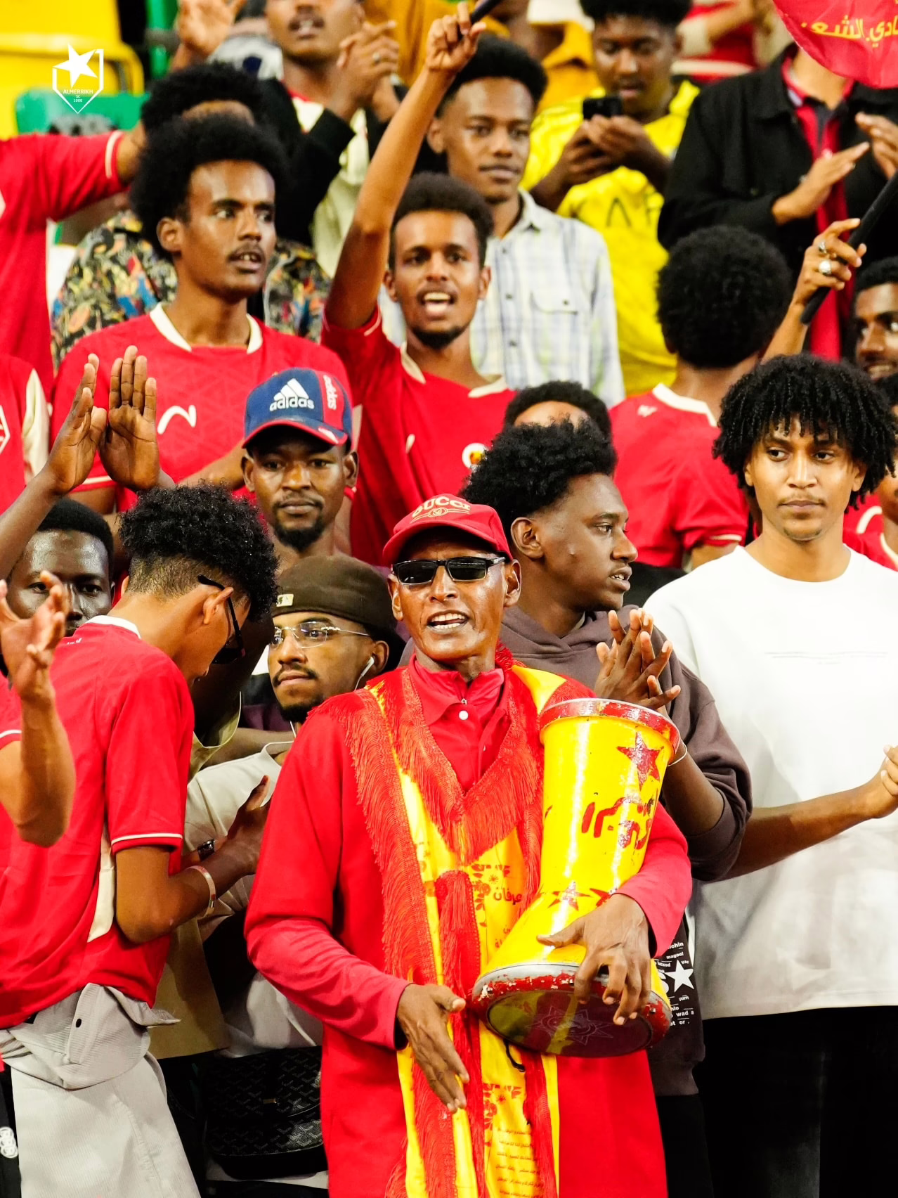 شاهد بالفيديو.. محترف المريخ يرقص مع زعيم مشجعي الفريق "الجنيد" في لقطة طريفة على أنغام (أووو مريخ) 10 الجنيد