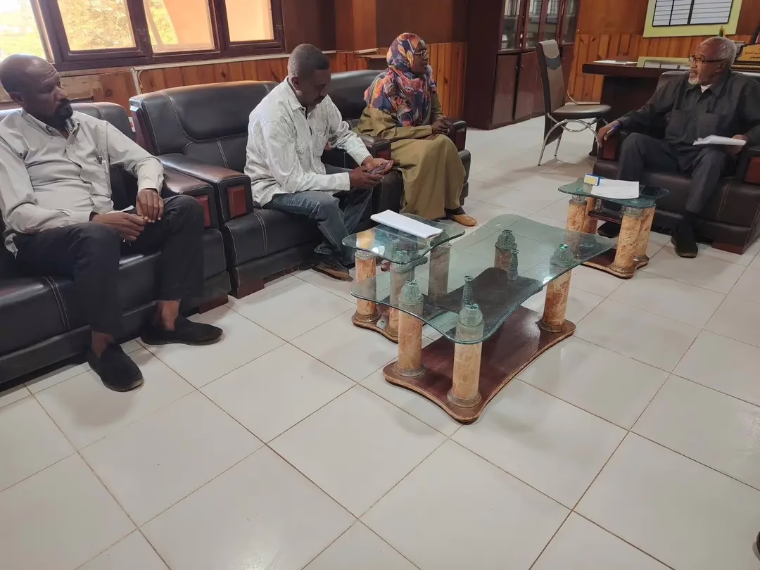 اجتماع لتسريع إجراءات تصاديق موقع الميناء البري وسوق المواشي بالمناقل 10 1772028599897