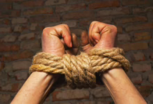 ربطوهم بالحبال وقاموا بتسليمهم لقسم الشرطة.. مواطنون بحي بري بالخرطوم يلقون القبض على "قحاتة" شرعوا في تتريس الشارع والهتاف ضد الجيش 7 2018 3 17 12 18 41 592