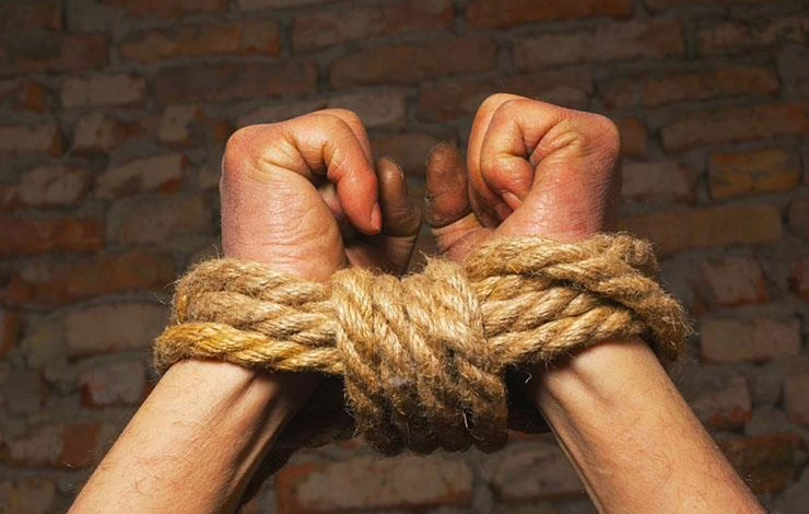 ربطوهم بالحبال وقاموا بتسليمهم لقسم الشرطة.. مواطنون بحي بري بالخرطوم يلقون القبض على "قحاتة" شرعوا في تتريس الشارع والهتاف ضد الجيش 1 2018 3 17 12 18 41 592