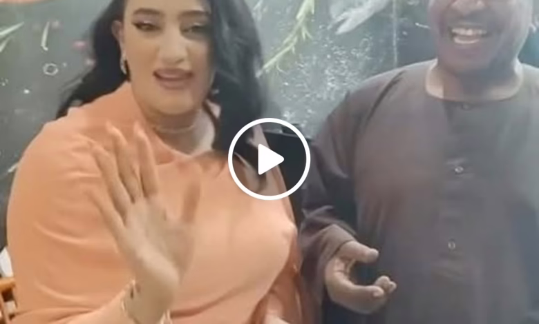 شاهد بالصورة والفيديو.. "عمو عاطف" يظهر وهو ملتصق بالمودل آية أفرو والأخيرة تشكوه للجمهور: (خرب سوقي) 1 2ac2fd8c cdd2 450b af42 24fe90e1e087