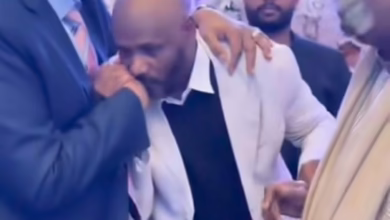 شاهد بالصورة والفيديو.. الفنان جمال فرفور يثير الجدل ويُقبل يد شيخ الأمين أكثر من مرة ويقول: (الما عاجبو يحلق حواجبو) 2 626864756 25841897472139889 5101817334020037201 n