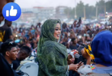 شاهد بالصور والفيديو.. بعد عودتها لأرض الوطن.. الفنانة إيمان الشريف تحيي حفل جماهيري بالمجان في الشارع العام بالخرطوم وسط حشود هائلة 15 635052114 122166284630832089 4248508952150875566 n
