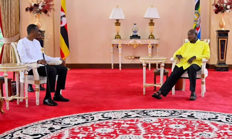 شاهد بالصور.. الرئيس الأوغندي موسفيني يستقبل حميدتي بــ"الشبشب" 5 637142968 1232405152203104 1417108773691297666 n