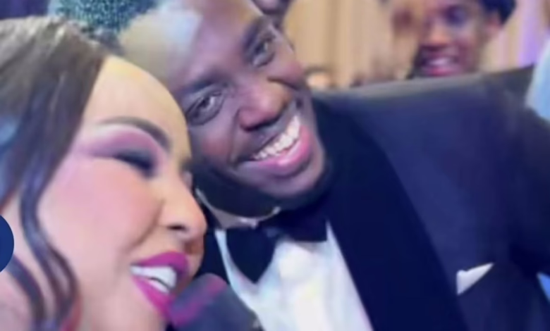 بالفيديو.. السلطانة باركت له الزواج بالأحضان.. العريس مأمون سوار الدهب يدخل في وصلة رقص هستيرية مع الفنانة هدى عربي ويشكرها: (الله يديك العافية يا هدهد) 1 83ea6dae 519d 48f5 aef7 fd76570a3432