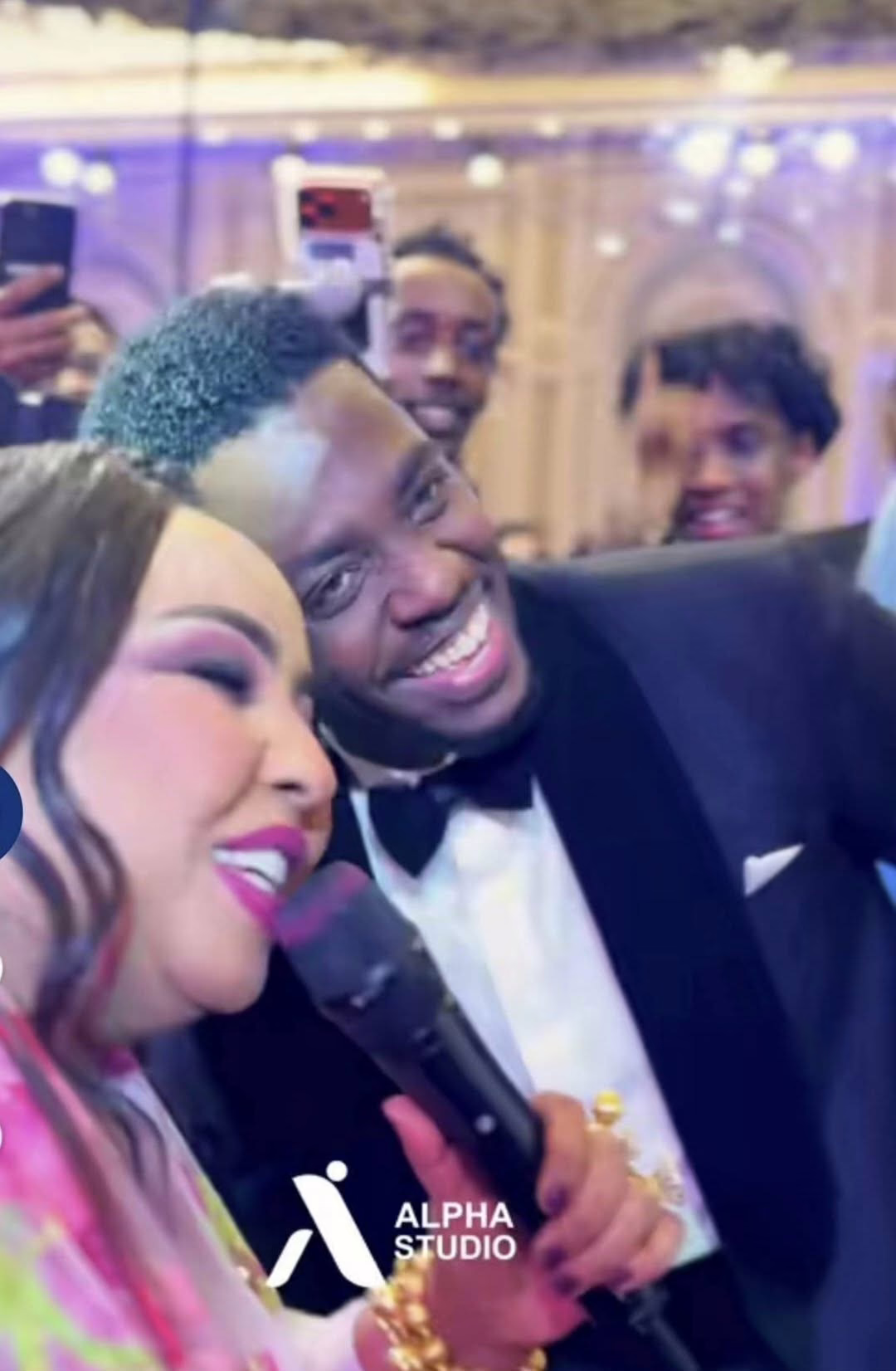 بالفيديو.. السلطانة باركت له الزواج بالأحضان.. العريس مأمون سوار الدهب يدخل في وصلة رقص هستيرية مع الفنانة هدى عربي ويشكرها: (الله يديك العافية يا هدهد) 10 83ea6dae 519d 48f5 aef7 fd76570a3432