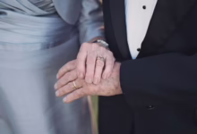 شاهد بالفيديو.. بعد أن أصبحت "حبوبة".. سيدة سودانية في عمر السبعين تتزوج من حبيبها الأول الذي ظل متعلق بها أكثر من 55 عام دون أن يتزوج 2 94cd1b4758e92f5f2b22122be9194993