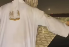 شاهد بالفيديو.. عريس سوداني يحتفل مع عروسته من رأس السفينة على طريقة "تايتنك" وساخرون: (أب جيقة وأم جيقة أقعدوا ساي) 5 d29b5ba5 b353 49ce b9e2 650ca91e3b48