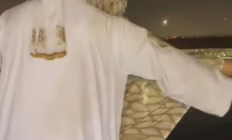 شاهد بالفيديو.. عريس سوداني يحتفل مع عروسته من رأس السفينة على طريقة "تايتنك" وساخرون: (أب جيقة وأم جيقة أقعدوا ساي) 1 d29b5ba5 b353 49ce b9e2 650ca91e3b48