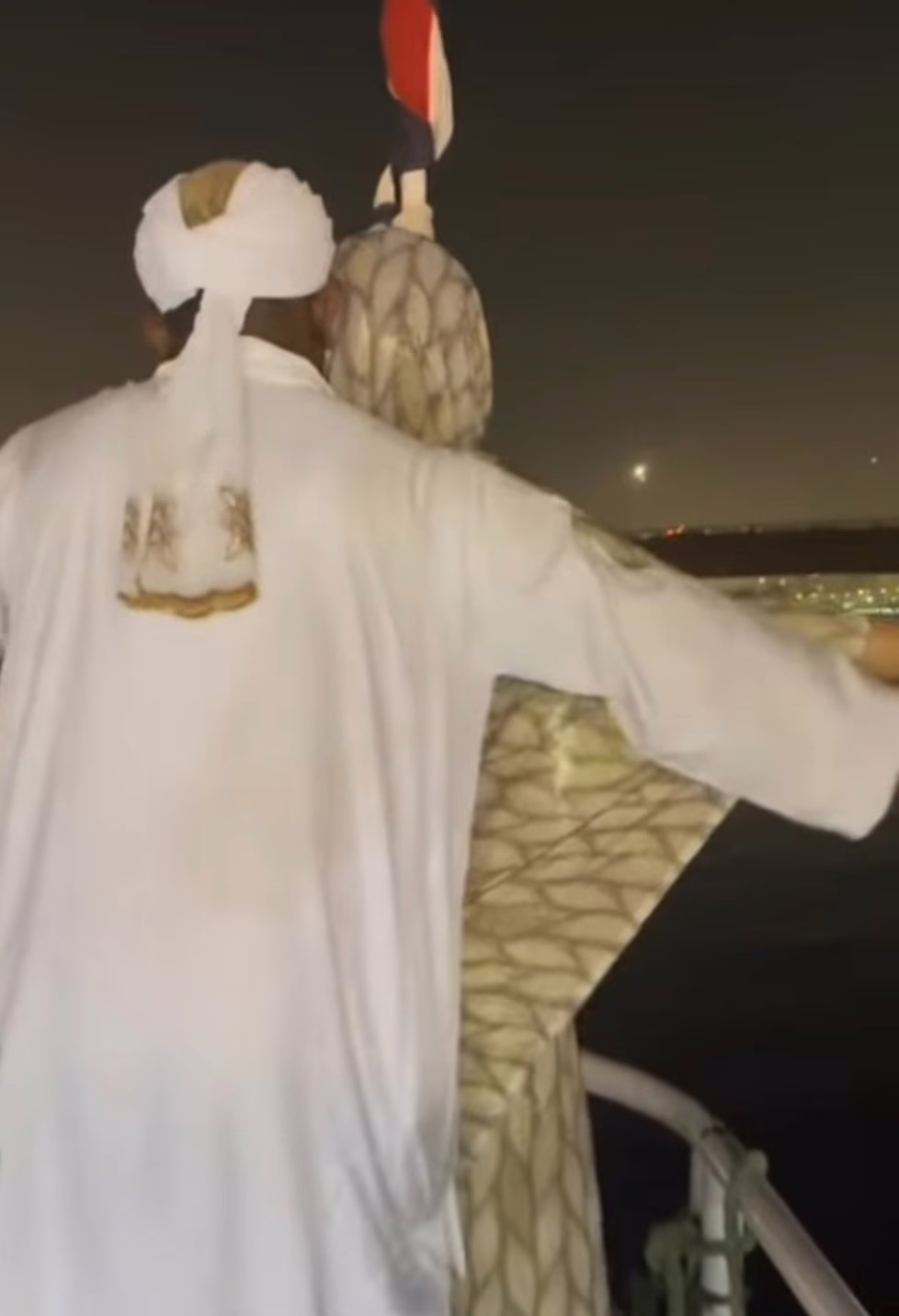 شاهد بالفيديو.. عريس سوداني يحتفل مع عروسته من رأس السفينة على طريقة "تايتنك" وساخرون: (أب جيقة وأم جيقة أقعدوا ساي) 10 d29b5ba5 b353 49ce b9e2 650ca91e3b48