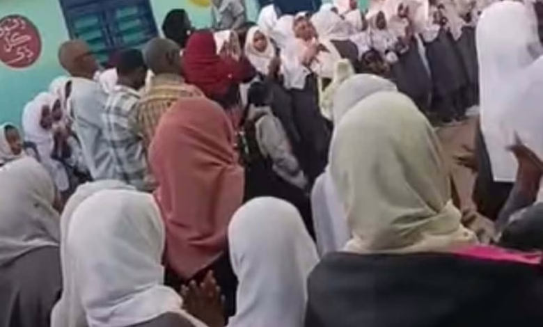 شاهد بالفيديو.. الخرطوم تعود.. مدرسة ثانوية تبدأ عامها الدراسي الجديد على أنغام "سودانية الله عليها" وسط حضور كبير من الطالبات 1 dcb35352 35f9 4554 9555 7ba1c041d1bd