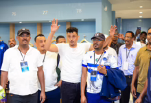 شاهد بالفيديو.. في روح رياضية جميلة.. نائب رئيس نادي الهلال "العليقي" يجري نحو مدرجات جمهور المريخ ليبارك لهم الفوز بالديربي 4 العليقي