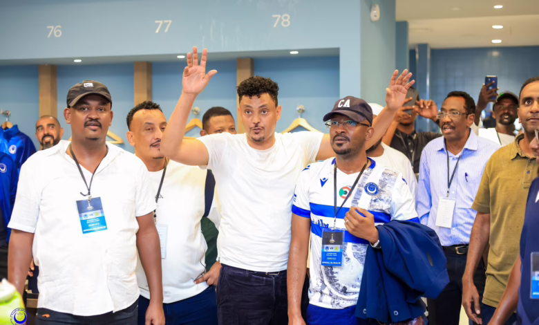 شاهد بالصورة والفيديو.. بعد مكالمة هاتفية جمعت والده بنائب رئيس النادي.. الهلال يجدد عقد "دينمو" خط الوسط حتى 2029 وسط احتفال زملائه 3 العليقي