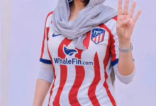 شاهد بالصورة.. ظهرت بشعار أتلتيكو مدريد وهي تلوح بالرقم 4!! هل قصدت المذيعة السودانية سهام عمر السخرية من برشلونة بعد الهزيمة المذلة؟ 5 سهام عمر