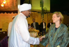 شاهد بالفيديو.. أمريكية من أصول سودانية تذرف الدموع بسبب المواقف الإنسانية لشيخ الأمين والأخير يتجاوب ويمنحها الطريقة على الهواء 5 شيخ الامين4