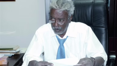 شاهد بالفيديو.. السياسي الراحل غازي سليمان: (لم أعد افرح لأن شعب السودان لم يفرح بعد وعلي الطلاق إبنتي "أم النصر" أرجل من 100 راجل) 2 غازى سليمان