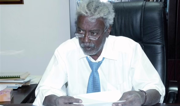 شاهد بالفيديو.. السياسي الراحل غازي سليمان: (لم أعد افرح لأن شعب السودان لم يفرح بعد وعلي الطلاق إبنتي "أم النصر" أرجل من 100 راجل) 1 غازى سليمان